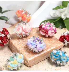 Perline di fiori di rosa in resina colorata con strass e perle accessori per gioielli fai da te