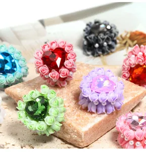 Accessoires DIY cœur en strass et roses en argile colorées, parfaits pour pendentifs de téléphone.