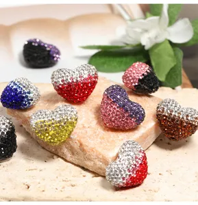 Detailansicht von Strassherzen mit Farbverlauf, ideal für DIY-Schmuck und Handyketten.