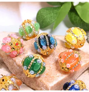 Vue détaillée de perles sirène DIY colorées avec filigrane doré et strass pour accessoires.
