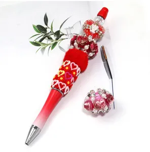 Penne con perline fai-da-te con cuori in strass rossi e rose, accessorio regalo artigianale.