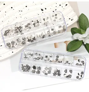 Set van zilveren metaal nagelbedels, retro punk kruis ster legering manicure strass doos.