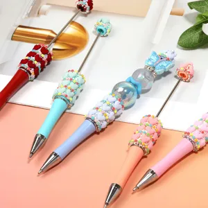 Σετ στυλό με χάντρες DIY με πολύχρωμες καρδιές στραζ και μεταλλική ράβδο για χάντρες.