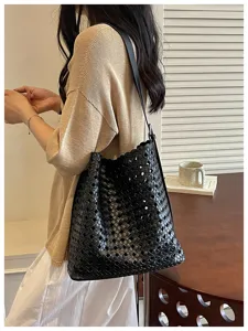 Vue détaillée du sac cabas élégant en cuir souple tressé noir, sac bandoulière décontracté.