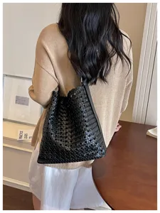 Sac cabas noir en cuir tressé pour femmes, grand sac porté épaule pour le travail.