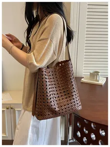 Élégant sac cabas bandoulière en cuir tissé pour femme, grande capacité fourre-tout quotidien.