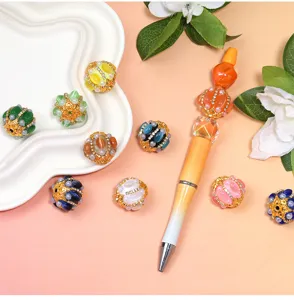 Vue détaillée de stylo à perles DIY exquis et perles sirène colorées avec filigrane d'or.