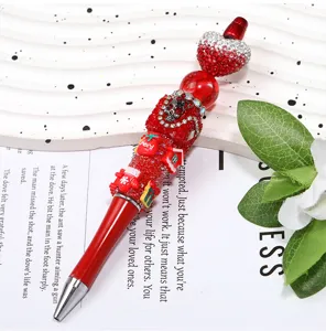 Nahaufnahme Detail der roten Strass Perlen DIY Stift mit Herz Top und Weihnachtsmotiven.