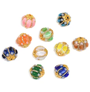 Breloques de perles DIY colorées avec strass, perles et accents en filigrane doré pour bijoux.