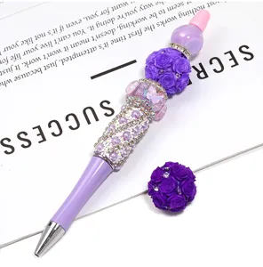 Stylo à billes DIY avec perles de roses violettes et accessoires en cristal étincelants.