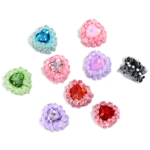 Accessoires de bricolage DIY colorés en strass en forme de cœur et roses en argile pour bijoux.