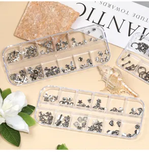 Metalen legering nail art bedels set met kruis en sterren in doorzichtige doos.