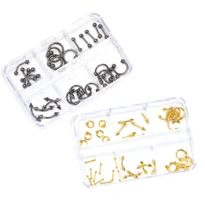 Lichaamspiercing sieraden set met doorzichtige opbergdozen en diverse legeringsringen.