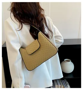 Sac à bandoulière chic pour femme, petit sac texturé élégant pour un usage quotidien.