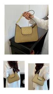 Vue détaillée du sac à épaule élégant pour femme avec chaîne et texture tressée chic.