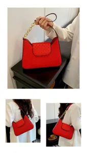 Sac à bandoulière rouge chic pour femme, élégant sac porté épaule avec chaîne et beau motif.