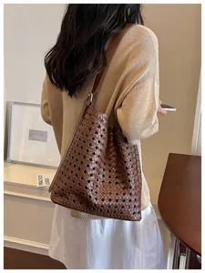 Sac cabas en cuir tissé pour femmes, grand sac porté épaule, style élégant et décontracté.