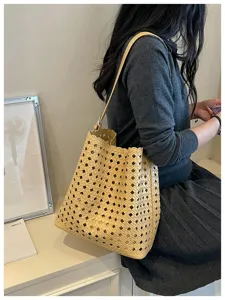 Sac seau chic en cuir souple tressé beige, fourre-tout élégant idéal pour le style urbain.