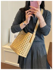 Sac seau en cuir souple ajouré élégant sac à bandoulière décontracté pour femme quotidien.