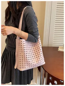 Cabas en cuir tressé rose pour femme, grand sac porté épaule pour les trajets quotidiens.