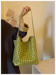 Sac cabas vert en cuir tressé ajouré, grand sac seau porté épaule tendance pour femme.