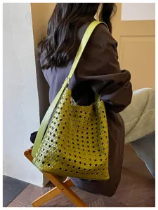 Élégant sac cabas tressé en cuir vert pour femme, grand sac seau porté épaule décontracté.