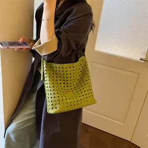 Sac cabas tissé en cuir souple style coréen, grand sac seau d'épaule élégant pour les femmes.