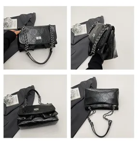 Detailansicht der schwarzen gesteppten Kettenschultertasche, weiches Leder und Metallverschluss.