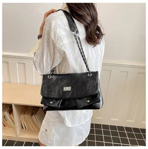 Detailansicht der schwarzen Damen Schultertasche aus Knautschleder mit Kette und Taschen.