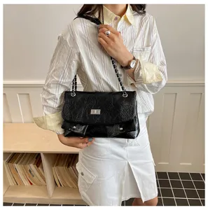 Schwarze Schultertasche aus Knitterleder mit Kettengurt und Überschlag für Damen chic.