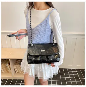 Schwarze gesteppte Kettentasche für Damen, schicke Umhängetasche mit Klappe und Taschen.