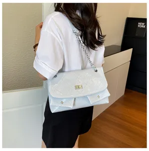 Detailansicht der stilvollen gesteppten Kettentasche mit modernen praktischen Taschen.