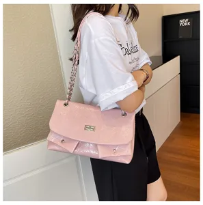 Schicke rosa gesteppte Kettenschultertasche für Damen mit Metallriemen und Vordertaschen.