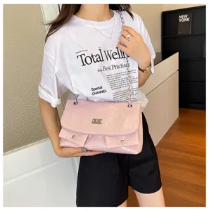 Rosa gesteppte Ledertasche mit Metallkettengurt, Drehverschluss und Vordertaschen.