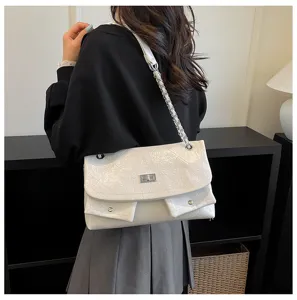 Elegante weiße gesteppte Kettentasche mit Drehverschluss und mehreren Taschen Damen.
