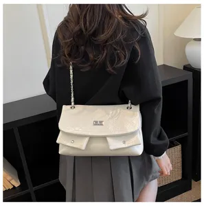 Rückseitenansicht einer stilvollen weißen gesteppten Kettenschultertasche mit Fronttaschen.