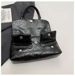 Schwarze gesteppte Ketten-Umhängetasche, minimalistische, geräumige Messenger-Tasche.