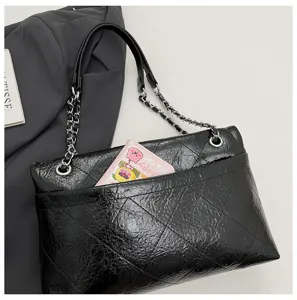 Schwarze gesteppte Schultertasche für Damen, elegante Kettentasche aus PU-Leder für den Alltag.