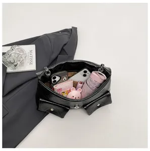 Detailansicht der schwarzen gesteppten Kettenschultertasche mit vielen Fächern und Kapazität.
