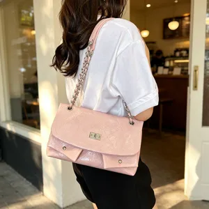 Borsa a tracolla trapuntata rosa da donna, elegante borsa a messenger con patta e tasche multiple.