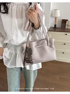 Vista dettagliata di una borsa tote da donna elegante e versatile stile vintage.