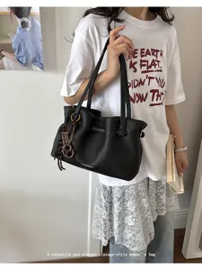 Borsa a tracolla nera vintage elegante da donna, grande shopper casual in ecopelle morbida.