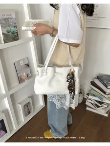 Classica borsa shopper in pelle bianca da donna, borsa a spalla vintage casual con ciondoli.