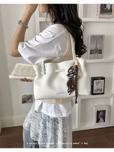 Borsa a mano bianca da donna, grande borsa casual con ciondolo elegante e design versatile.