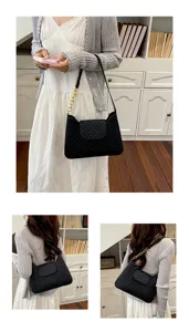 Détail de sac porté épaule en cuir noir avec bandoulière chaîne chic et rabat élégant pour femmes.