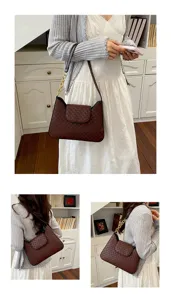 Vue détaillée du sac porté épaule marron en cuir avec chaîne et texture à motif élégant.
