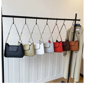 Sac bandoulière élégant sous les aisselles avec chaîne chic et motif gaufré pour femmes.
