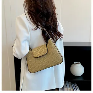 Élégant sac porté épaule pour femme, design doré élégant avec une fermeture à rabat.