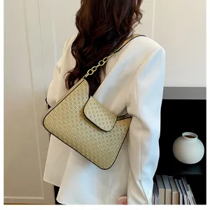 Sac à épaule tendance sous les bras avec chaîne chic et motif monogramme élégant.