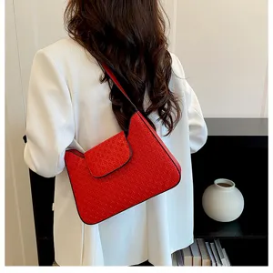 Sac à épaule rouge texturé pour femme, sacoche élégante et tendance pour le quotidien.